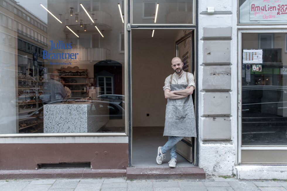 190516_Baekerhandwerk-0480 Bäcker an der Eingangstür